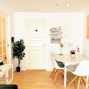 Lejlighed 300 Meter Walk To Lego House - 80m2 Two Bedroom With Garden - Unit B, Billund